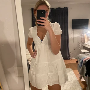 Vit klänning - As fin vit klänning men är tyvär för kort för mig som är 175.