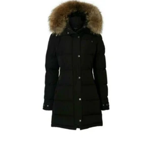 Hollies subway jacka - Helt ny subway hollies jacka med äkta päls, har denna jackan i storlek 38 och 36 Använt nån gång men är kemtvättad och jag är ej rökare.  Verkligen nyskick  Köptes för 5000kr Säljes för 1500/st  snabbaffär