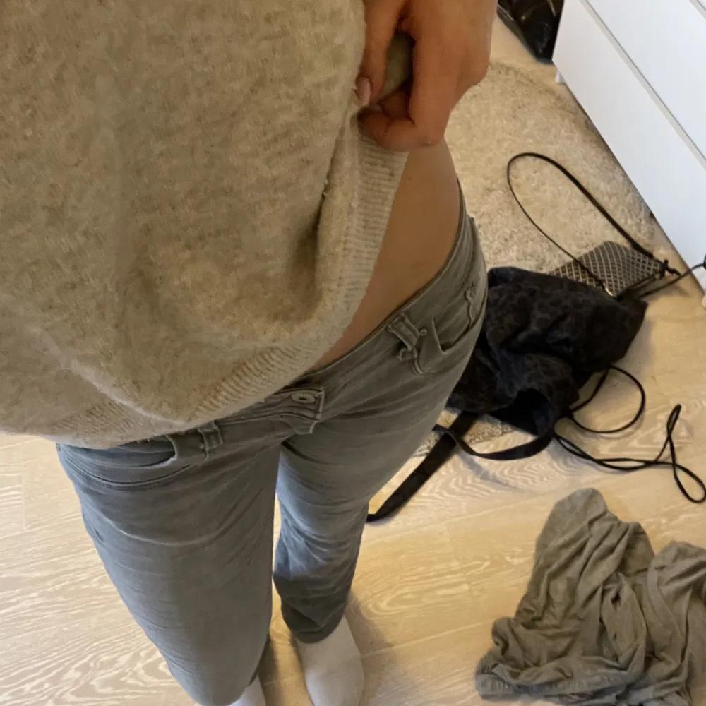 Säljer mina superfina jeans från Ltb som inte säljs längre. Jag säljer de då de har blivit för små och för ”skinny” för min smak. Jag bär oftast S eller M och är 174cm lång så skulle gissa att de passar en Xs. Skriv gärna för fler bilder eller frågor🥰. Jeans & Byxor.