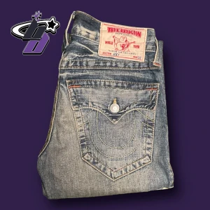 True religion jeans - Sjuk snygga true religion jeans med bra flare och en snygg fade. Modellen heter joey. Singel stitching me najs detaljer över hela byxan 💜🖤 #benimdenim  innerben: 79cm ytterben: 104cm midja storlek 30 