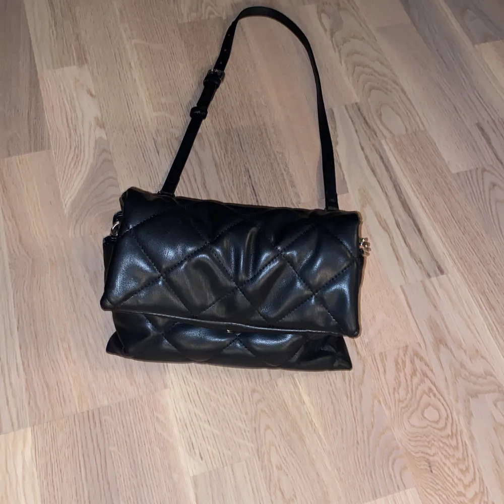 Denna väskan är från Åhléns och den är använd ett ex antal gånger men den är fortfarande i bra skick. Jag använder den inte längre så jag valde att sälja den. Den är superfin och har 4 fack. . Laukut & Käsilaukut.