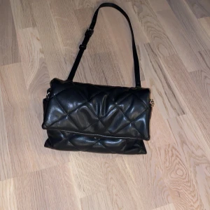Svart liten väska - Denna väskan är från Åhléns och den är använd ett ex antal gånger men den är fortfarande i bra skick. Jag använder den inte längre så jag valde att sälja den. Den är superfin och har 4 fack. 