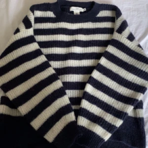 L.O.G.G. H&M stickad tröja - Säljer jätte fin blå randig stickad tröja. Från H&M’s limitededition kollektion. Inget tecken på användning. Tröjan är gjord av mohair material. I storlek M men passar mig som brukar ha S. Kontakta mig vid intresse.💓 Orgpris: 650kr  Säljer för: 300kr