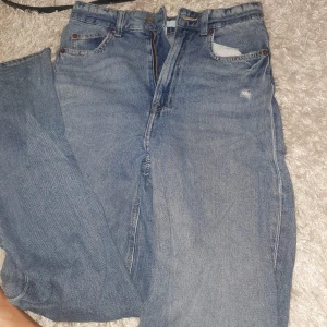 Raka/lite vidare jeans nertill - Använda 1 gång. Höga jeans