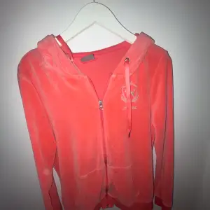 Jätte fin aprikos rosa zip up hoodie som jag köpte på humana för 300, jag själv har inte använt den många gånger, strl XL men de e förvånande eftersom den passar mig som är XS/S