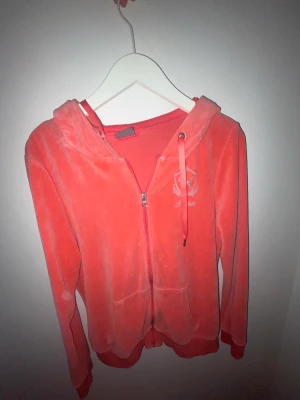 Jätte snygg puma hoodie - Jätte fin aprikos rosa zip up hoodie som jag köpte på humana för 300, jag själv har inte använt den många gånger, strl XL men de e förvånande eftersom den passar mig som är XS/S