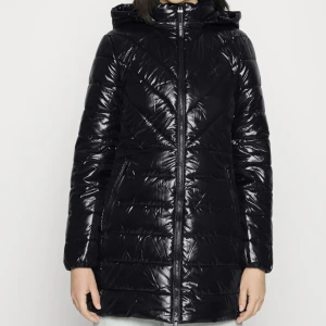 Calvin Klein jacka  - Superfin Calvin Klein vinterjacka. Är helt oanvänd, lapparna sitter kvar. Är storlek XL men skulle säga att den passar en L. Skriv för mer info. Frakt tillkommer🦋