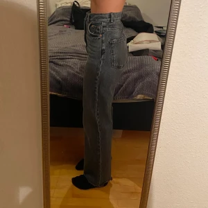 Zara Jeans - Mörkgråa jeans från Zara, är i bra skick. ”Fransiga” nere vid fötterna. Högmidjade och lite vidare i benen. Bara att skriva vid frågor. Endast Swish och post.
