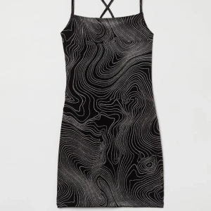 Glitter klänning - Fin klänning från HM, använd ca 1-2 gånger. Säljer för den inte är min stil. OBS, kan glittra av sig. 