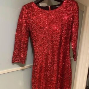 Rödglittrig klänning  - En jättefin klänning som skulle passat jättebra till julen/nyår 