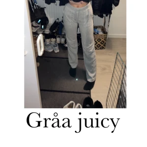 Juicy byxor - Säljer nu mina gråa juicy byxor för att jag inte använder dom så mycket och tycker dom är lite stora❤️Dom är som nya🥰köparen står för frakten! Priset kan diskuteras!