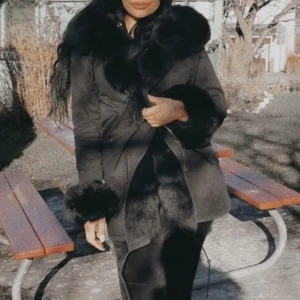 Fatima parkas Storlek S - Hej säljer min jacka då jag inte använder den, super fint skick äkta päls.  Höst/vinter jacka. Avtagbar päls Storlek s