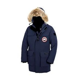 Canada goose - Superfin äkta jacka från canada goose. Säljer billigare då det är en äldre modell. Den är mörkblå och har äkta päls! Går att spänna åt i midjan.