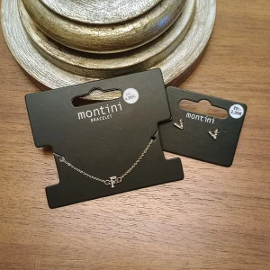 Smycken med bokstäver! - ❗Örhängena är sålda! Endast halsbandet finns kvar❗ Säljer dessa smycken från Ur&Penn! Köpte en mystery bag men känner ingen med dessa initialer :( Aldrig använda och utan defekter!💕💕 Nypris står på bilden, halsbandet kostar 15kr och örhängena 10kr!