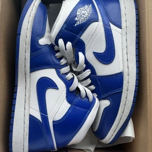 Jordan 1 Kentucky blue  - Ett par Jordan 1 som är använda ett fåtal gånger. Säljer pågrund av att de inte kommer till användning. Priset kan diskuteras vid snabbt köp.