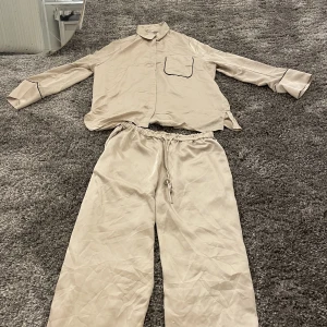 Silkes pyjamas - En beige silkes pyjamas som endast är använd ett fåtal gånger, super skönt och super mysigt som är bra nu till vintern 