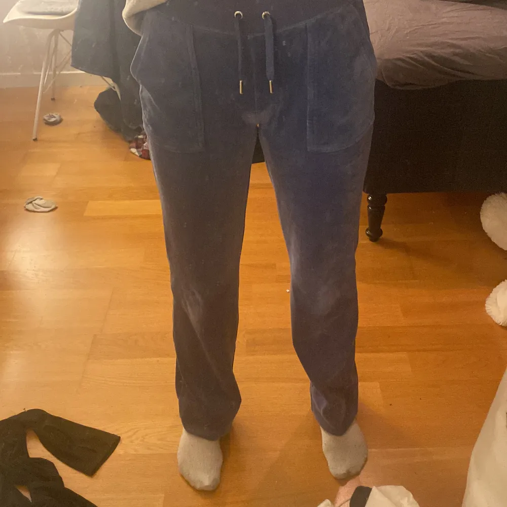 Säljer mina juicy byxor i storlek XS väldigt fint skick (använda max 10 ggr) skriv privat om ni är intresserade, vill diskutera priset eller vill ha fler bilder❤️. Jeans & Byxor.