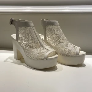 Vita klackar - Vita 10cm klackar från VOX. Storlek: 38. Skick: väldigt bra skick, enbart använda en gång. Pris kan diskuteras vid snabb affär.❤️ 