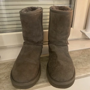 Uggs  - Gråa uggs. Väldigt sköna! I bra skick förutom en ”fläck” på vänstra skon, går att fixa antigen hemma eller hos skomakare utan problem. Vid intresse kan jag skicka fler bilder. 