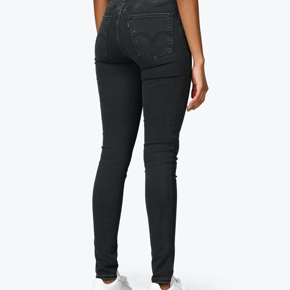 Modell: Mile high super skinny: Levi’s. Storlek: 26/30 (midja/längd). Skick: Använt skick.  Nypris: 1099kr. Pris kan diskuteras vid snabb affär!❤️. Jeans & Byxor.