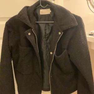 Jacka - Denna ”teddy” jacka från nelly🤍