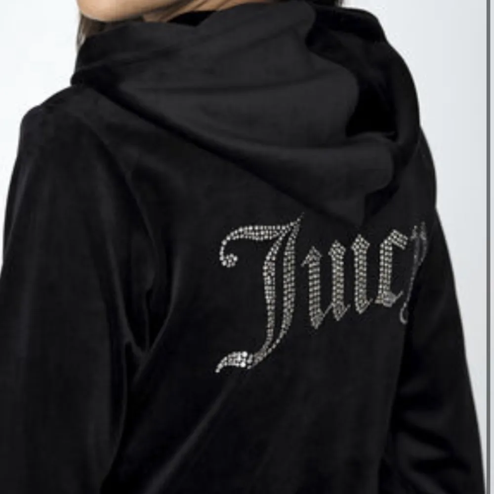 Säljer min snygga juicy hoodie då jag inte använder den så ofta, den är i nytt skick. Nypris ca 1000kr 💗skriv till mig för egna bilder!!. Tröjor & Koftor.