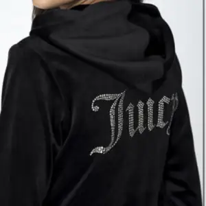 Säljer min snygga juicy hoodie då jag inte använder den så ofta, den är i nytt skick. Nypris ca 1000kr 💗skriv till mig för egna bilder!!