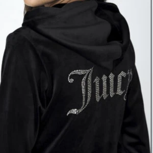 Juicy hoodie - Säljer min snygga juicy hoodie då jag inte använder den så ofta, den är i nytt skick. Nypris ca 1000kr 💗skriv till mig för egna bilder!!