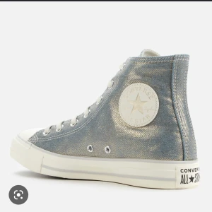 Glittriga Converse  - Glittriga/skimmriga Converse i jeans material. Skitsnygga men kommer ej till användning längre. Inköpta förra året på zalando. Rätt så säker på att de ej säljs nu! Använda men i fint skick, precis gjort rent dom o bytt snören💕 skriv för fler bilder