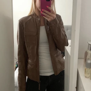 Skinnjacka - Säljer denna skinnjacka då den inte kommer till användning ❤️