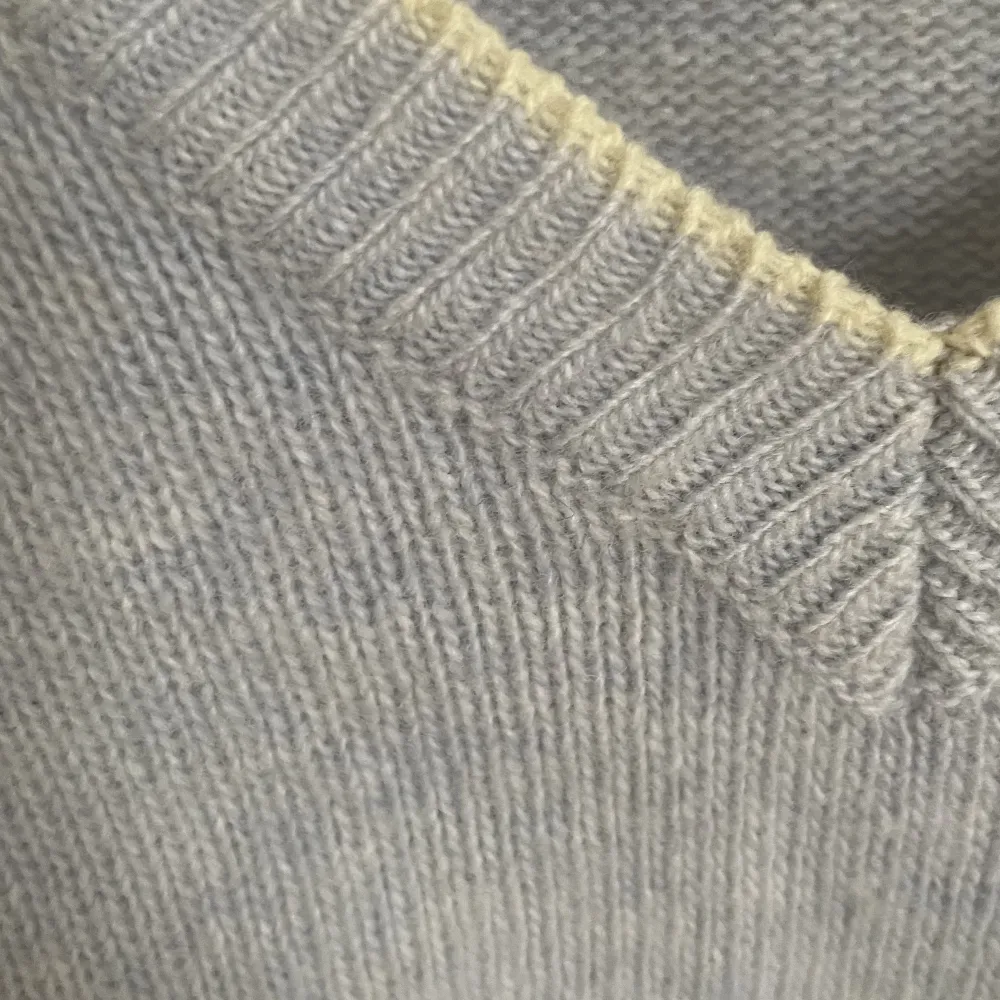 Superfin stickad tröja med mönster, fint skick! Gjord av lammull 💙 Köparen står för frakt!. Stickat.