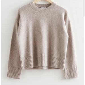 & other stories tröja - Superfin tröja från & other stories i en beige/brun färg som endast är använd en gång 🤎 Nypris 390 kr