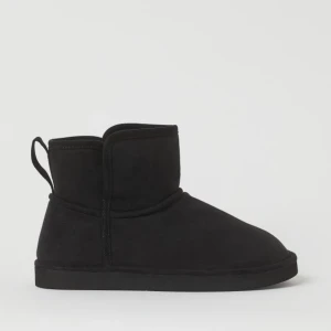 Uggs kopior - Säljer dessa superfina Uggs (kopior) som är inköpta förra vecka (enbart testade inomhus) men har andra jag använder mer därför säljer jag nu dessa!🤎 Egna bilder går att få om det önskas🥰