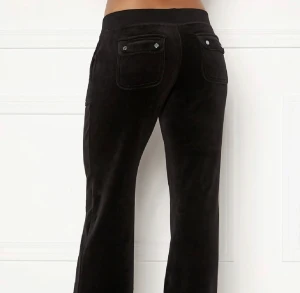 JUICY couture mjukisbyxor - Storlek M svarta.   Kofta finns även i en annan annons. Paketpris 800. Pris kan diskuteras