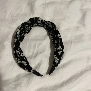 Svart diadem med vita blommor på🐚 - Diadem, bra skick förutom att den har en pytteliten smink fläck🤭