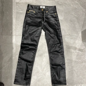 Eytys cypress - Eytys cypress - knappt använda! Svart läderimitation med gulddetaljer