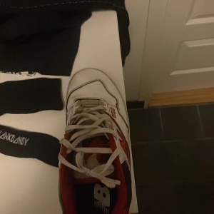 New balance - Säljer för de är för små. Helt okej skick, lite sönder under men annars inget och det påverka inte heller något. Nypris 1900 då de finns knappt några i storleken. Pris kan diskuteras så våga skriva en chansning. Kan även byta snören innan till valfri färg
