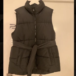 Vinter Puffer väst - Super skön puffer väst❗️  OBS bara använts 1 gång annars är den helt ny!💕  Skriv om intresserad 💬 