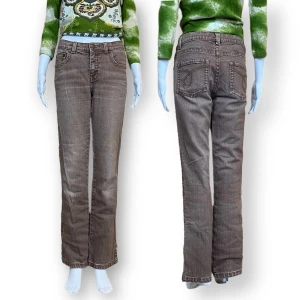 Jeans  - Byxorna är försmå för mig så tyvärr inga try on bilder! Jeans från Flash, storlek 38. Lågmidjad. Mått: Midjebredd 38cm, Höftbredd 45cm, Skrevdjup 22cm & Innerbenslängd 78cm