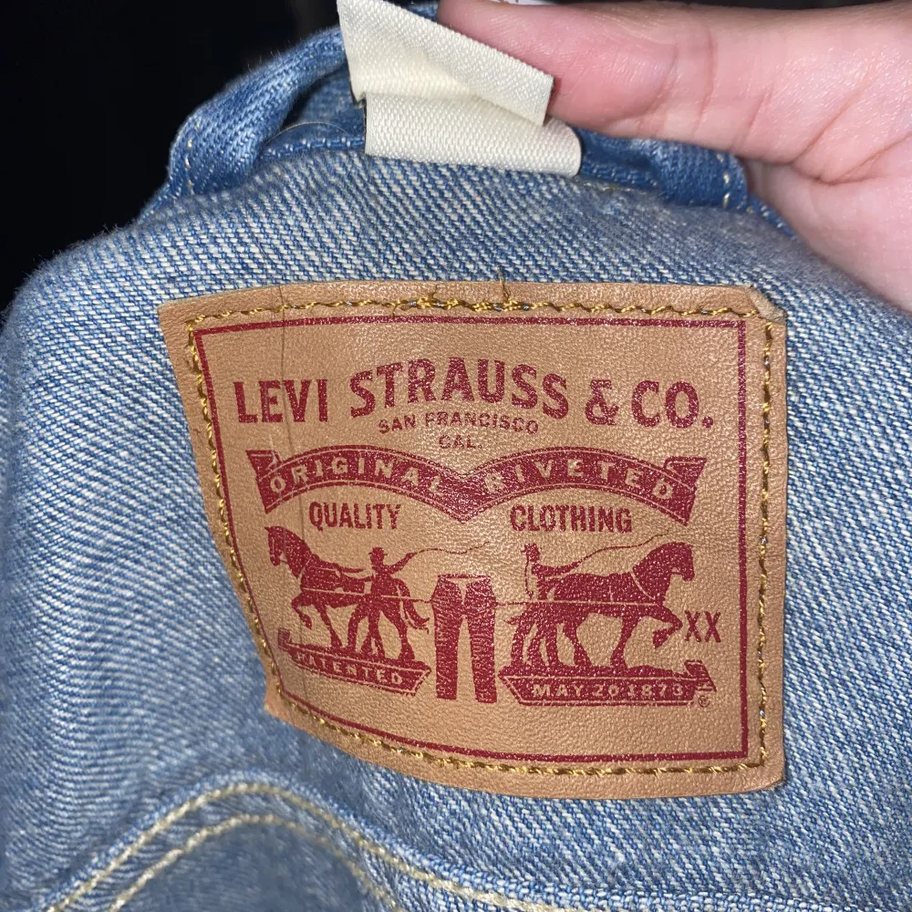 En super fin Levis jeansjacka som tyvärr inte kommer till användning längre, perfekt till hösten och kalla sommarkvällar. Övrigt.