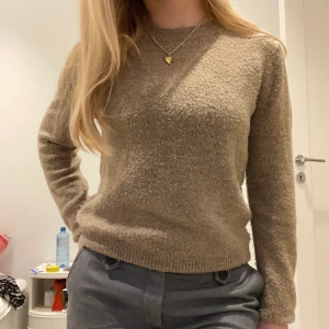 Stickad tröja - Stickad tröja från HM, lite nopprig men går lätt att fixa med en ullkam 💕 möts upp på Östermalm eller fraktar! 