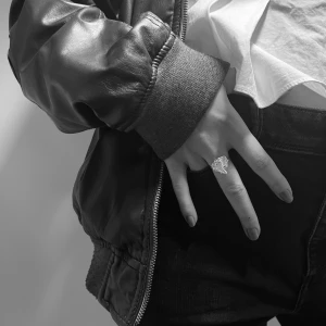 Silverring  - ”Elephant”. Ring i äkta 925 sterling silver. Denna ring representerar en elefant och symboliserar elefantens utsatta situation i världen idag. 5% av vinsten går till Djurens Rätt. Ringen är justerbar.