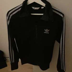 Adidas kofta  - En fin adidas kofta typ aldrig använt. 