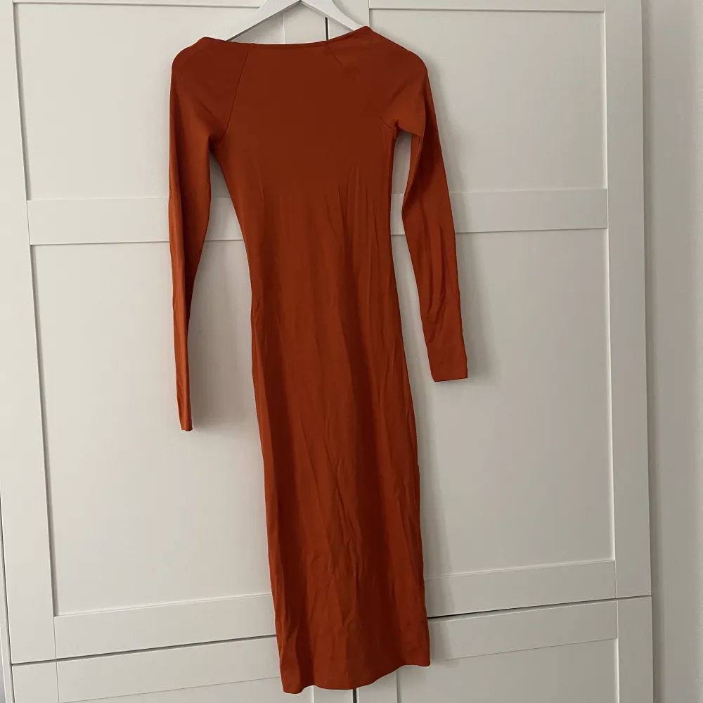 Röd klänning från Gina tricot - använd en gång!  Superhärligt stretchiga material!❤️. Klänningar.
