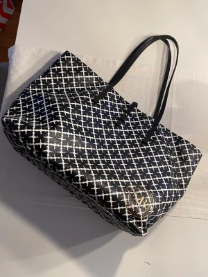 By Malene Birger  - Väska från By Malene Birger, det är den äldre modellen så inte ”hård” i materialet utan mjukare.   Finns ett dragkedjefack inuti samt 2st mindre fack utan dragkedja. 
