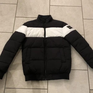 Calvin Klein vinterjacka  - Säljer min Calvin Klein jacka som jag köpte i Stockholm för 2 år sen. Använd typ 3 gånger och i ny skick. Säljer den då den är för liten. Storlek S men sitter som en liten M. 