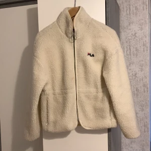 Fila jacka tröja  - Fila jacka ny stl xs small sitter fint på och  är ny finns i centrala gävle kan skickas med 