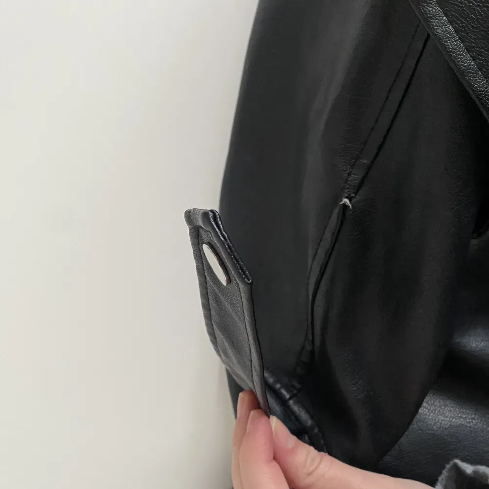 Oversized Skinnjacka i PU-läder från missguided. Tyvärr har en ”rem” på ena axeln lossnat (men den kan lätt sys fast) . Jackor.