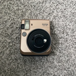Instax kamera - Intressekontroll på min instax kamera💓 instax mini 70, är nästan aldrig änvänd så är i bra skick och har även 18 bilder man kan få köpa till🫶🏼orginalpris ca 1000kr+, säljer för 450+ frakt och 550+frakt för bilder med💓skriv priv vid intresse🫶🏼