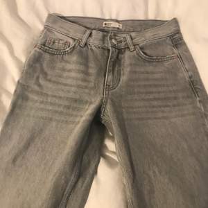 Låga grå raka jeans från Gina tricot i storlek 36. Köpta här på Plick men de var för små för mig tyvärr, men jag hoppas att de kommer till användning för någon annan.
